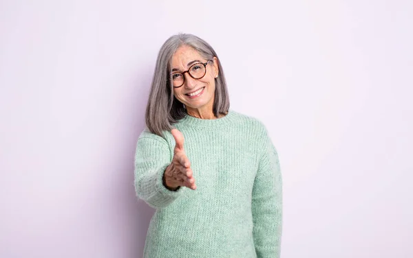 Senior Vacker Kvinna Ler Ser Glad Säker Och Vänlig Erbjuder — Stockfoto