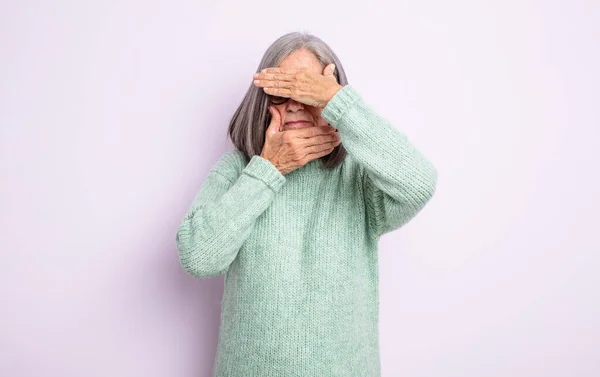 Anziana Bella Donna Che Copre Viso Con Entrambe Mani Dicendo — Foto Stock