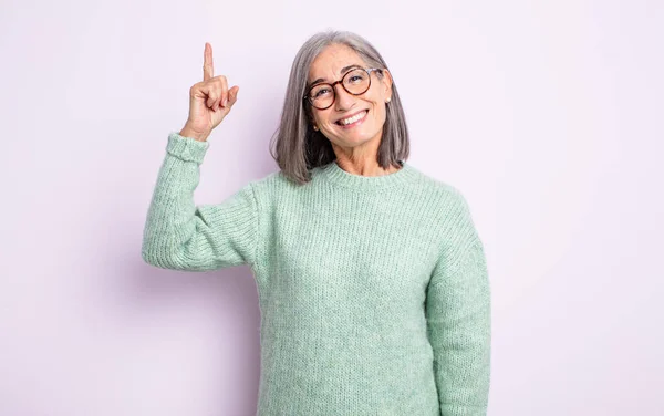 Senior Mooie Vrouw Gevoel Als Een Gelukkig Opgewonden Genie Het — Stockfoto
