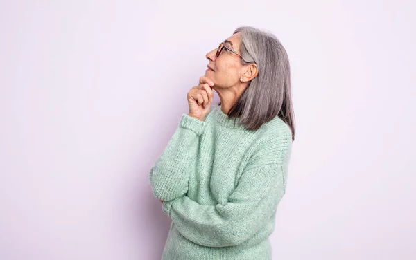 Senior Mooie Vrouw Die Zich Bedachtzaam Voelt Zich Afvraagt Verbeeldt — Stockfoto