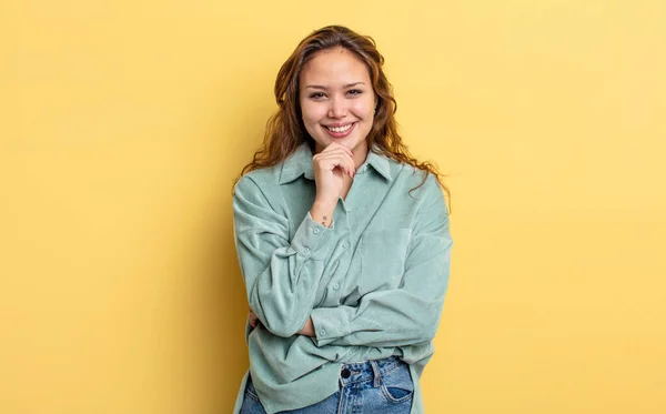 Hispanic Söt Kvinna Ser Glad Och Ler Med Handen Hakan — Stockfoto