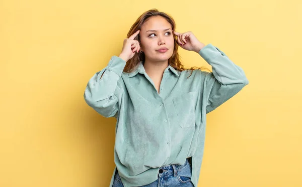 Hispanische Hübsche Frau Die Sich Verwirrt Oder Zweifelnd Fühlt Sich — Stockfoto