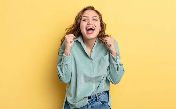 Hispanische Hübsche Frau Fühlt Sich Schockiert Aufgeregt Und Glücklich Lacht — Stockfoto