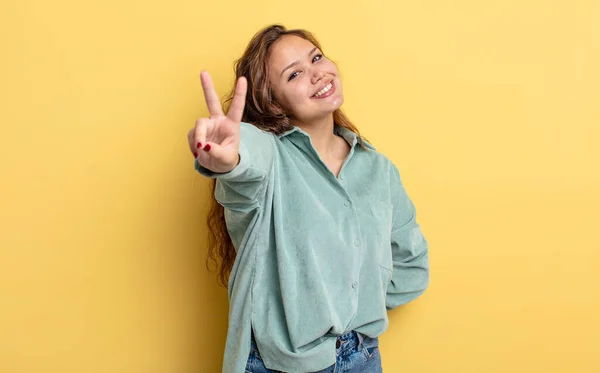 Hispanic Mooie Vrouw Glimlachend Kijkend Gelukkig Zorgeloos Positief Gebaren Overwinning — Stockfoto