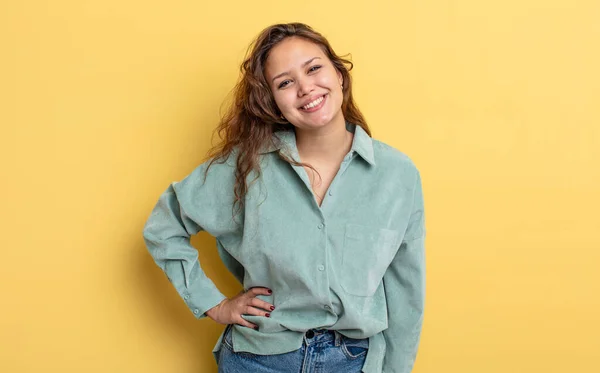 Mujer Bonita Hispana Sonriendo Felizmente Con Una Mano Cadera Actitud — Foto de Stock