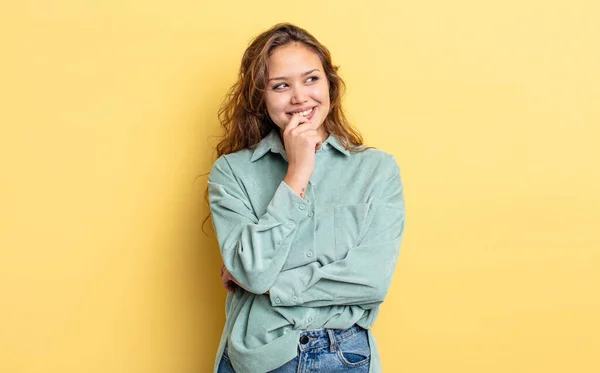 Hispanic Mooie Vrouw Glimlachend Met Een Gelukkige Zelfverzekerde Uitdrukking Met — Stockfoto