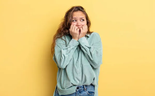 Hispanic Söt Kvinna Ser Orolig Orolig Stressad Och Rädd Bita — Stockfoto