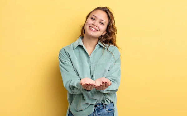 Hispanic Mooie Vrouw Glimlachen Gelukkig Met Vriendelijke Zelfverzekerde Positieve Blik — Stockfoto