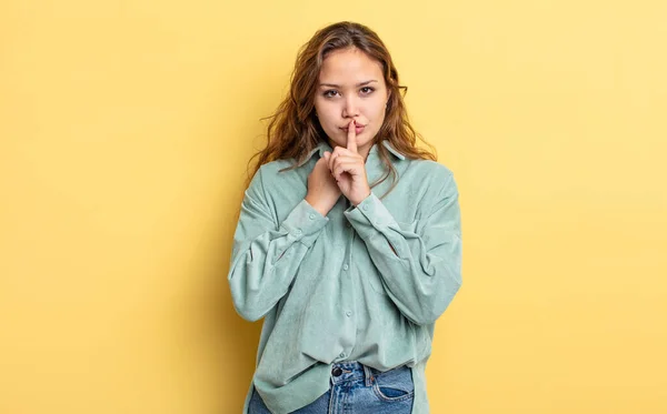 Hispanic Pretty Woman Looking Serious Cross Finger Pressed Lips Demanding — Stock Photo, Image