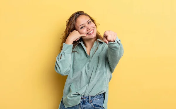 Hispânico Bonita Mulher Sorrindo Alegremente Apontando Para Câmera Fazer Uma — Fotografia de Stock