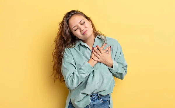 Mujer Bonita Hispana Que Triste Herida Con Corazón Roto Sosteniendo — Foto de Stock