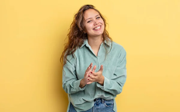 Hispanic Mooie Vrouw Zich Gelukkig Succesvol Voelen Glimlachen Klappen Handen — Stockfoto