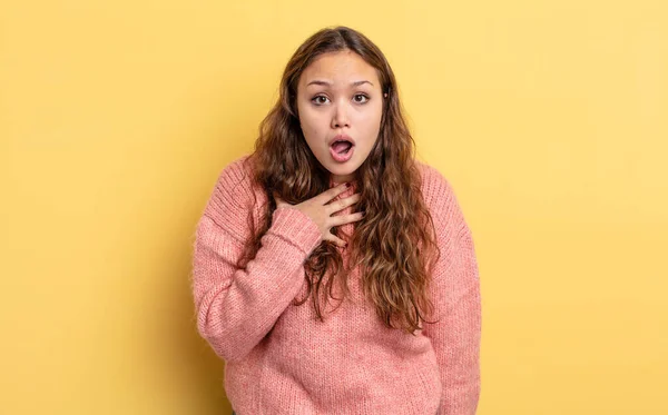 Hispanic Pretty Woman Feeling Shocked Astonished Surprised Hand Chest Open — Stock Photo, Image