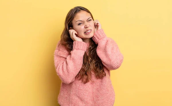 他那惊慌失措的漂亮女人看上去很生气 双耳充耳不闻震耳欲聋的噪音 声音或嘈杂的音乐 — 图库照片