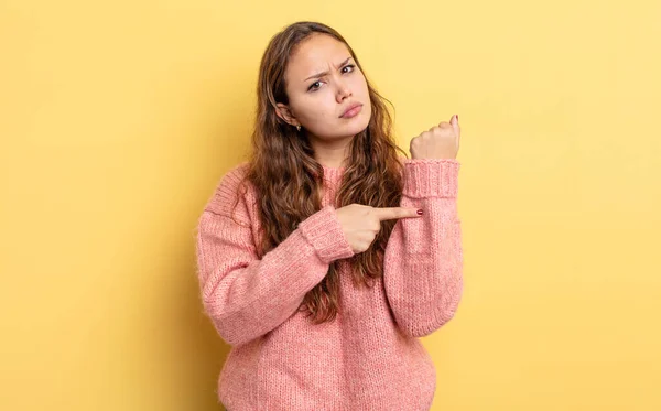 Hispânico Bonita Mulher Olhando Impaciente Irritado Apontando Para Assistir Pedindo — Fotografia de Stock