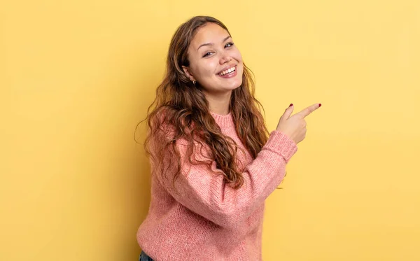 Hispanic Söt Kvinna Ser Upphetsad Och Förvånad Pekar Sidan Och — Stockfoto