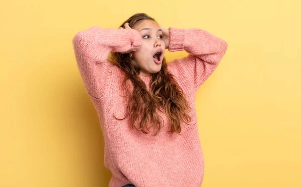 Ispanica Bella Donna Con Bocca Aperta Guardando Inorridito Scioccato Causa — Foto Stock