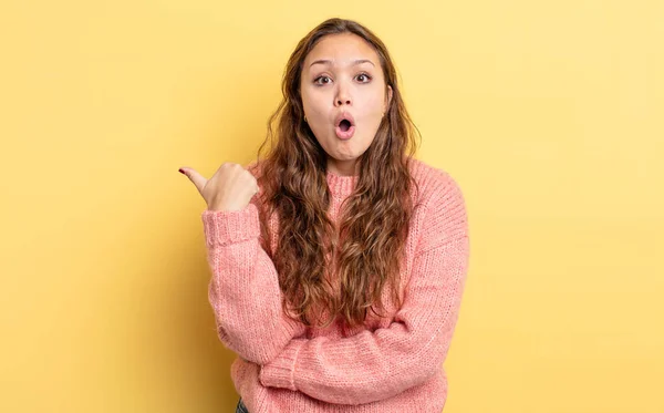 Hispanic Mooie Vrouw Kijken Verbaasd Ongeloof Wijzen Naar Object Zijkant — Stockfoto