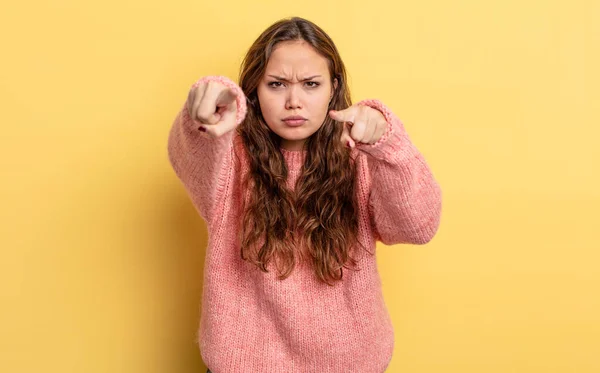 Hispanische Hübsche Frau Zeigt Mit Beiden Fingern Und Wütendem Gesichtsausdruck — Stockfoto