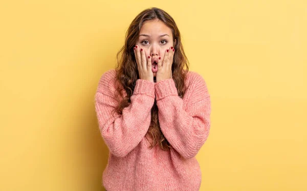 Mujer Bonita Hispana Sintiéndose Conmocionada Asustada Mirando Aterrorizada Con Boca —  Fotos de Stock