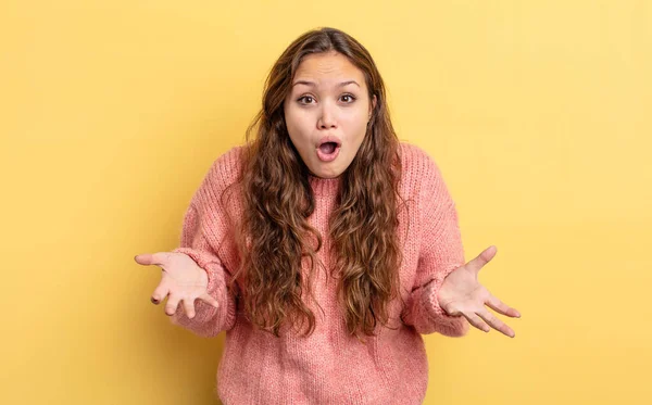 Hispanic Mooie Vrouw Open Mond Verbaasd Geschokt Verbaasd Met Een — Stockfoto