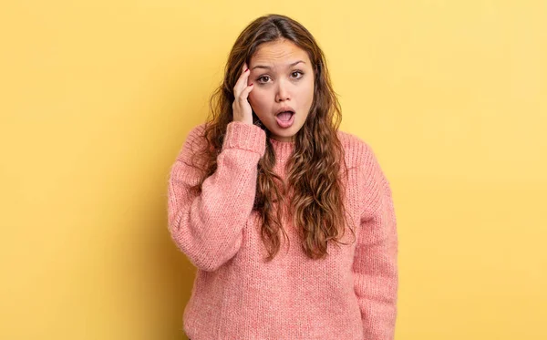 Hispanic Pretty Woman Looking Surprised Open Mouthed Shocked Realizing New — Stock Photo, Image