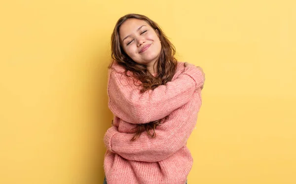 Mujer Bonita Hispana Sintiéndose Enamorada Sonriendo Abrazándose Abrazándose Manteniéndose Soltera —  Fotos de Stock