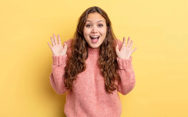 Hispanic Söt Kvinna Ser Glad Och Upphetsad Chockad Med Oväntad — Stockfoto