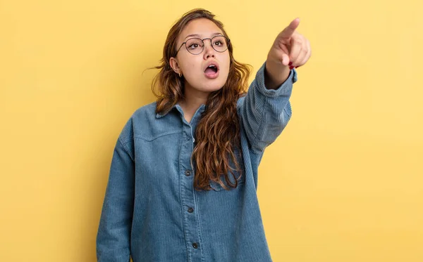 Hispanische Hübsche Frau Die Schockiert Und Überrascht Ist Mit Staunendem — Stockfoto