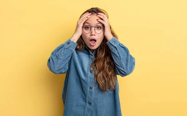 Hispanische Hübsche Frau Fühlt Sich Entsetzt Und Schockiert Hebt Die — Stockfoto