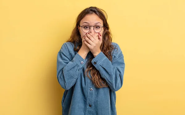 Ispanica Bella Donna Che Copre Bocca Con Mani Con Una — Foto Stock