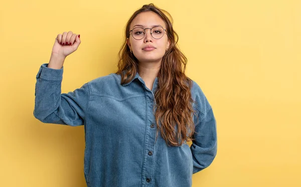 Hispânico Bonita Mulher Sentindo Sério Forte Rebelde Levantando Punho Protestando — Fotografia de Stock