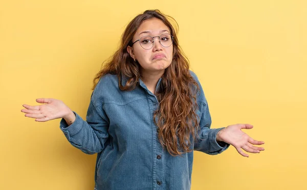 Ispanica Bella Donna Sente Perplesso Confuso Insicuro Circa Risposta Corretta — Foto Stock