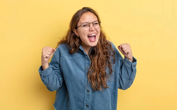 Hispánská Hezká Žena Cítí Šťastný Pozitivní Úspěšný Slaví Vítězství Úspěchy — Stock fotografie