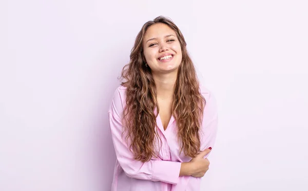 Hispanic Mooie Vrouw Lachen Verlegen Vrolijk Met Een Vriendelijke Positieve — Stockfoto
