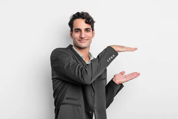 Joven Hombre Negocios Sonriendo Sintiéndose Feliz Positivo Satisfecho Sosteniendo Mostrando —  Fotos de Stock