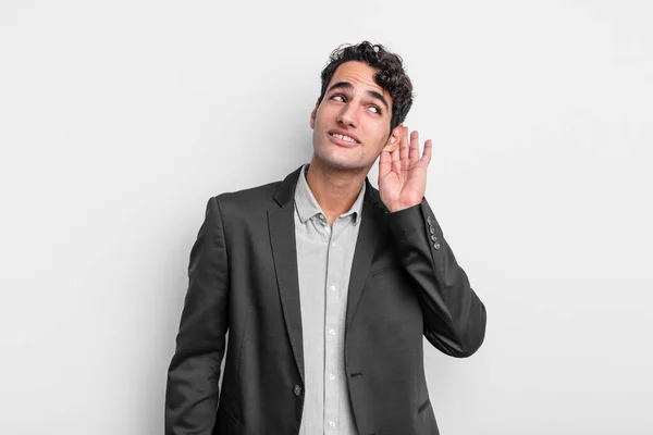 Jovem Empresário Sorrindo Olhando Curiosamente Para Lado Tentando Ouvir Fofocas — Fotografia de Stock