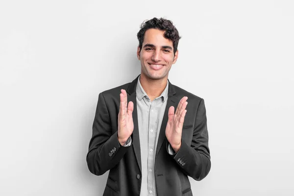 Νεαρός Επιχειρηματίας Αισθάνεται Ευτυχισμένος Και Επιτυχημένος Χαμογελώντας Και Χειροκροτώντας Λέγοντας — Φωτογραφία Αρχείου