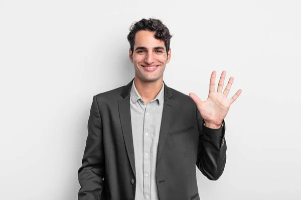 若い実業家は笑顔で友好的になり5番目か5番目を前に手を挙げて数えました — ストック写真