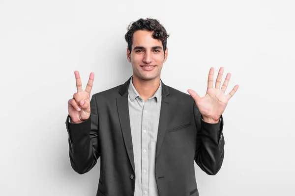 Jovem Empresário Sorrindo Olhando Amigável Mostrando Número Sete Sétimo Com — Fotografia de Stock