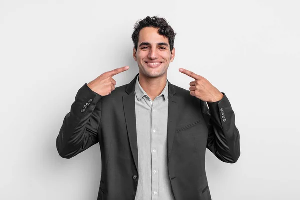 Junger Geschäftsmann Lächelt Selbstbewusst Und Zeigt Auf Sein Eigenes Breites — Stockfoto