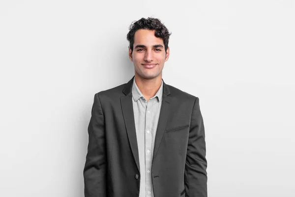 Junger Geschäftsmann Lächelt Positiv Und Selbstbewusst Sieht Zufrieden Freundlich Und — Stockfoto