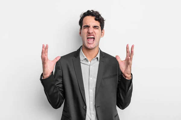 Młody Biznesmen Wściekle Krzyczy Czuje Się Zestresowany Zdenerwowany Rękami Górze — Zdjęcie stockowe