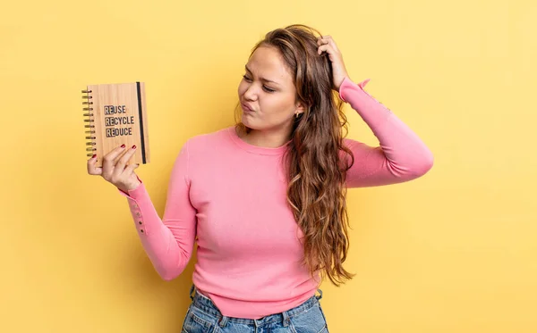 Hispanic Söt Kvinna Ler Glatt Och Dagdrömmer Eller Tvivlar Återvinningskoncept — Stockfoto