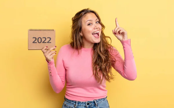 Hispanic Pretty Woman Feeling Happy Excited Genius Realizing Idea Calendar — Stock Photo, Image