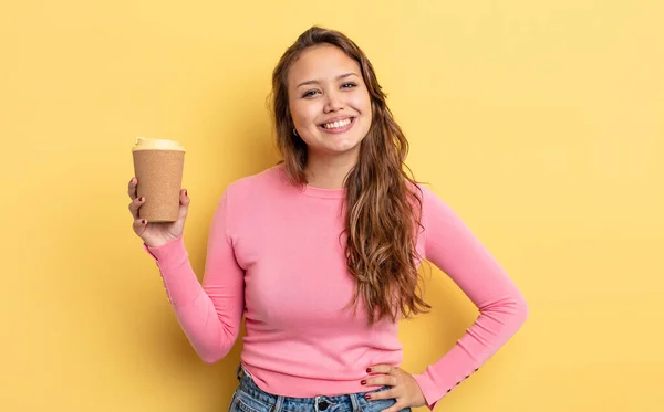ヒップで自信に満ちた手で幸せそうに笑っているヒスパニック系の女性 コーヒーの概念を取り上げ — ストック写真