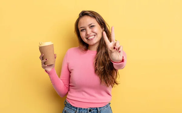 Hispânico Mulher Bonita Sorrindo Olhando Feliz Gesticulando Vitória Paz Tirar — Fotografia de Stock