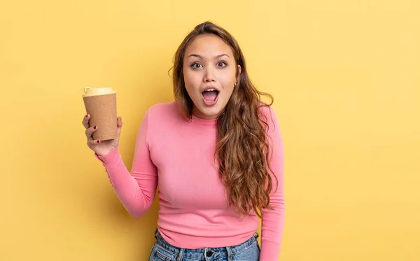 Hispânico Bonita Mulher Olhando Muito Chocado Surpreso Tirar Conceito Café — Fotografia de Stock
