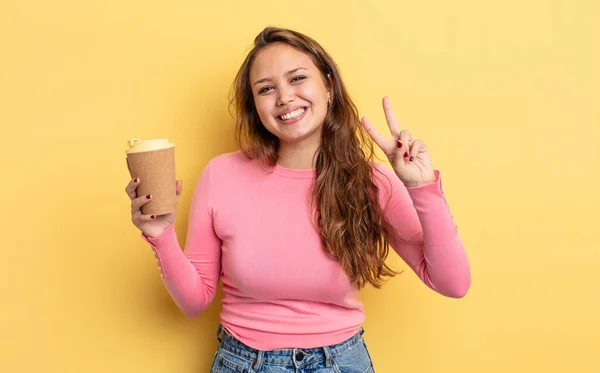 Mulher Bonita Hispânica Sorrindo Parecendo Amigável Mostrando Número Dois Tirar — Fotografia de Stock