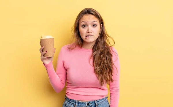 Mulher Bonita Hispânica Parecendo Confusa Confusa Tirar Conceito Café — Fotografia de Stock